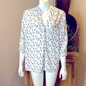 Paraphrase Sz Large long White and black feather print blouse V neck